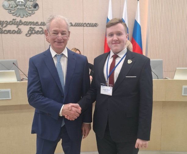 Дипломы победителям вручил заместитель Председателя ЦИК России, председатель жюри олимпиады Николай Булаев (слева) 